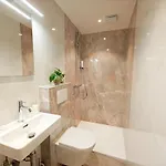 Cardiff מלון 3*