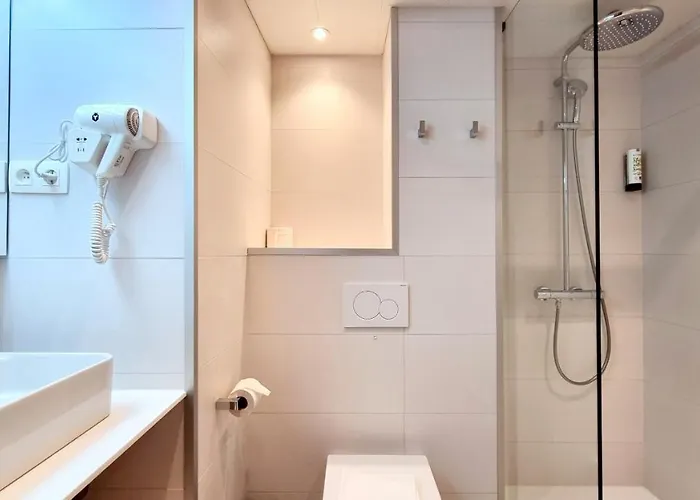 Отель Cardiff 3*