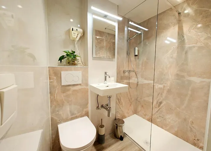 Отель Cardiff 3*